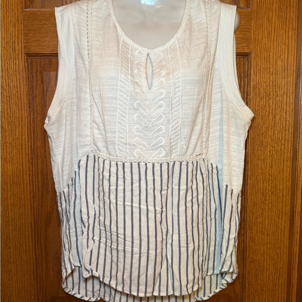 Skies Are Blue Asymmetrical Sleeveless Blouse in White and Gray